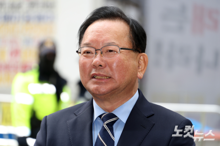 6·3 지방선거 대구시장에 출사표를 던진 김부겸 전 국무총리가 3일 서울 영등포구 여의도 더불어민주당 중앙당사에서 공천 심사 면접을 보기 위해 들어서고 취재진의 질문을 받고 있다. 윤창원 기자