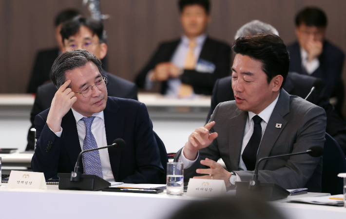 강훈식 대통령비서실장과 김용범 정책실장이 13일 호텔현대 바이 라한 울산에서 열린 이재명 대통령 주재 K-조선 미래비전 간담회에서 대화하고 있다. 연합뉴스