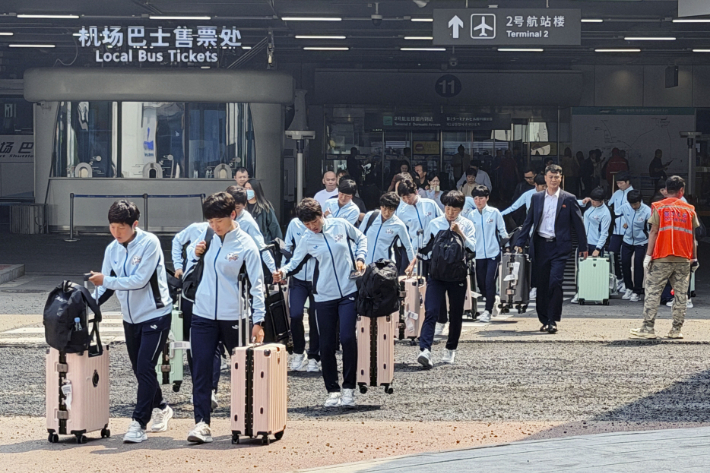 북한 내고향여자축구단이 지난 12일 경유 훈련지인 중국 베이징 서우두 공항에 도착하고 있다. 연합뉴스