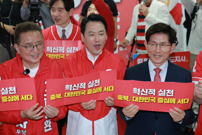 국민의힘 장동혁 대표가 13일 충북 청주시 김영환 충북도지사 후보의 선거사무소 개소식 겸 선대위 발대식에 참석해 김 후보, 명예선대위원장인 김문수 전 고용노동부 장관과 기념 촬영하고 있다. 연합뉴스