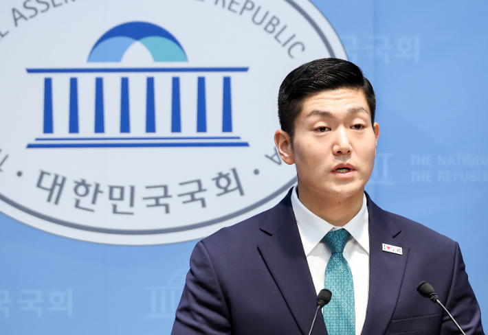 국민의힘 김재섭 의원이 13일 국회 소통관에서 기자회견을 열고 더불어민주당 정원오 서울시장 후보의 폭행 전과와 관련한 내용을 밝히고 있다. 연합뉴스