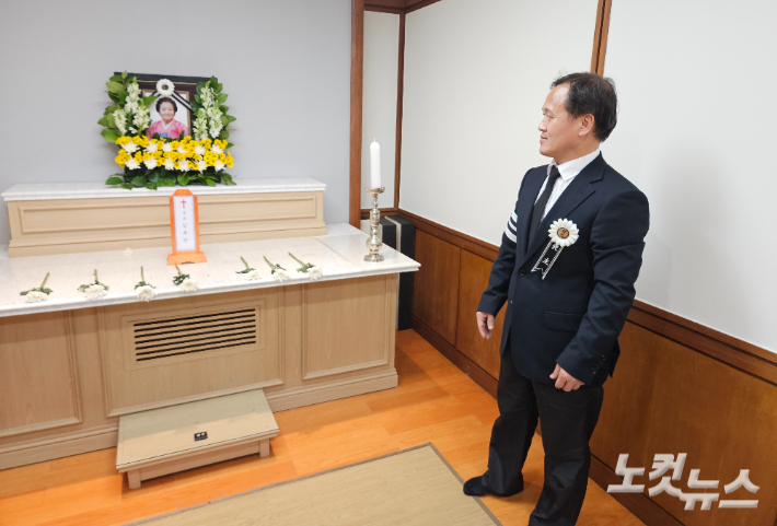 재북 화교 2세 '무국적자' 전경수씨가 지난 3월 서울 중구의 한 장례식장에서 어머니 고(故) 김옥만씨의 영정사진을 바라보고 있다. 이원석 기자