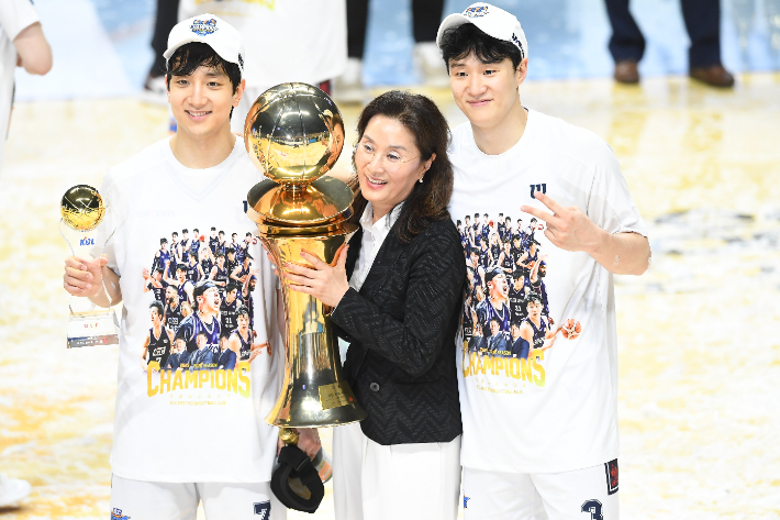 허훈과 허웅, 그리고 어머니. KBL 제공