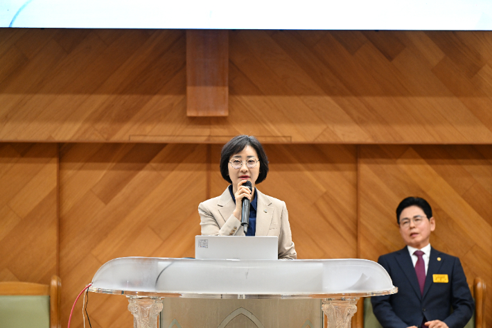 보건복지부 이스란 제1차관이 12일 여의도순복음교회에서 열린 저출생 대책 세미나에서 정부 정책을 설명하고 있다. 여의도순복음교회 홍보국 제공