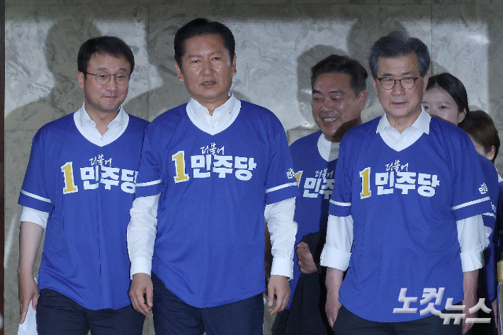 더불어민주당 정청래 대표, 한병도 원내대표를 비롯한 지도부가 10일 서울 여의도 국회에서 열린 대한민국 국가 정상화 선거대책위원회 출범식에 참석하고 있다. 박종민 기자