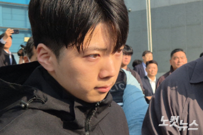 광주 광산경찰서는 살인과 살인미수 혐의로 구속된 장윤기(24)를 검찰로 송치했다. 호송차에 탑승하는 장윤기의 모습. 한아름 기자