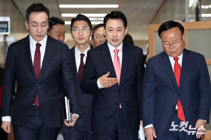 최고위원회의 참석하는 장동혁 대표