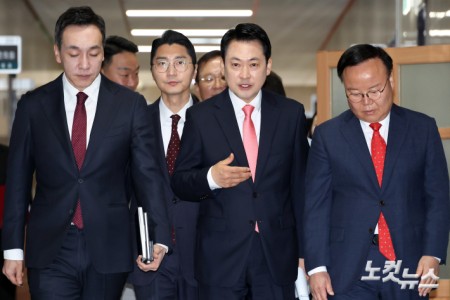 최고위원회의 참석하는 장동혁 대표