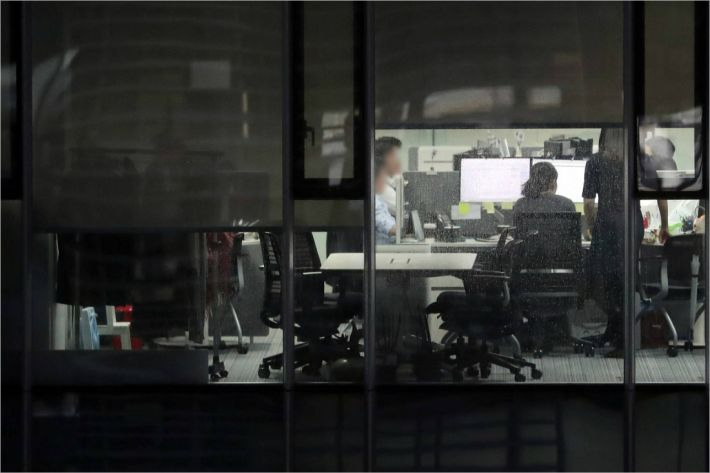 서울 시내 한 사무실에서 불을 밝히고 야근하는 직장인들 모습. 연합뉴스 