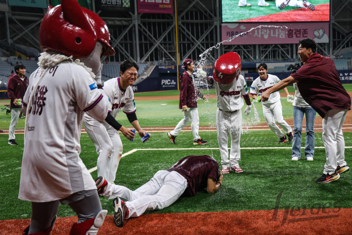 수훈 선수 인터뷰 뒤 동료들의 격한 축하 물 세례를 받는 박정훈. 키움 