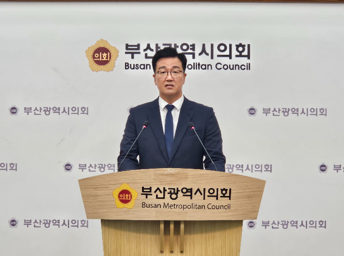 진보당 노정현 부산 연제구청장 후보가 14일 단일화 촉구를 위한 기자회견을 하고 있다. 부산시의회 제공