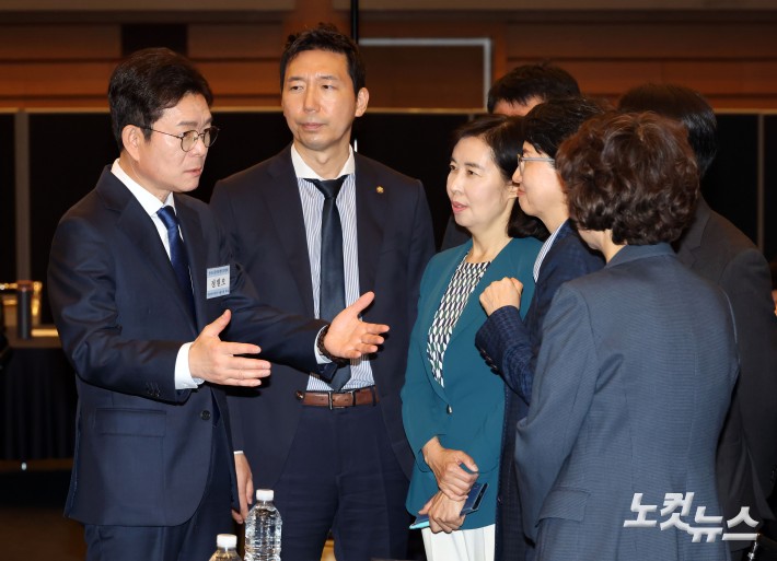 캠프 관계자들과 대화하는 정원오 후보