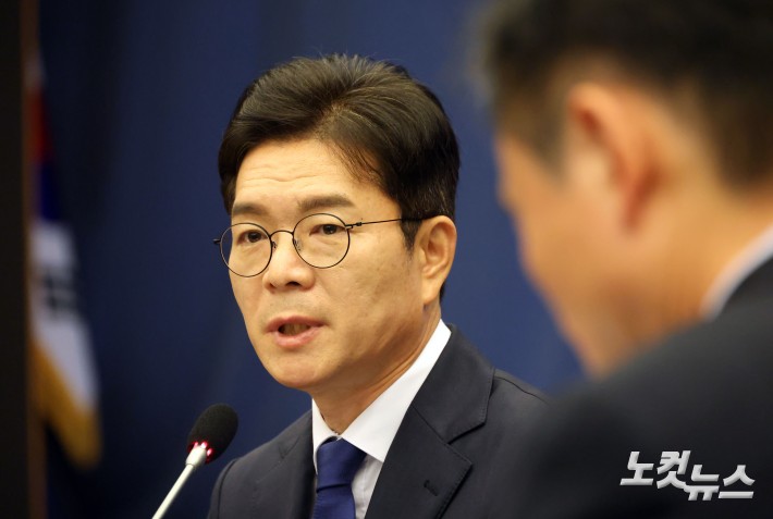 질문에 답하는 정원오 후보