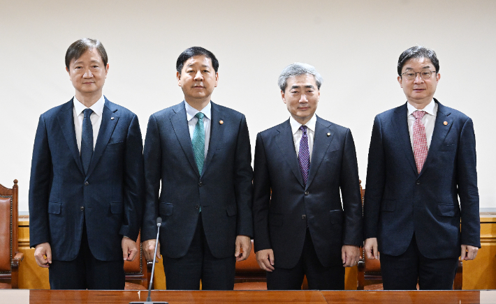 구윤철 부총리 겸 재정경제부 장관이 14일 서울 중구 은행연합회에서 열린 시장상황점검회의에 앞서 기념 촬영하고 있다.(왼쪽부터 이찬진 금융감독원장, 구윤철 부총리, 신현송 한국은행 총재, 이억원 금융위원장). 재정경제부 제공 