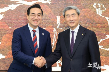 박홍근 기획예산처 장관과 신현송 한국은행 총재가 14일 서울 중구 한국은행에서 면담에 앞서 악수하고 있다.
