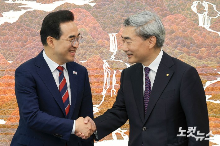 박홍근 기획예산처 장관과 신현송 한국은행 총재가 14일 서울 중구 한국은행에서 면담에 앞서 악수하고 있다.