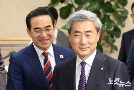 박홍근 기획예산처 장관과 신현송 한국은행 총재가 14일 서울 중구 한국은행에서 면담하기 위해 자리로 이동하고 있다.
