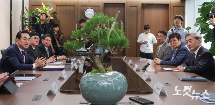 박홍근 기획예산처 장관이 14일 서울 중구 한국은행에서 신현송 한국은행 총재와 회동하며 소나무 분재 선물에 대해 설명하고 있다.