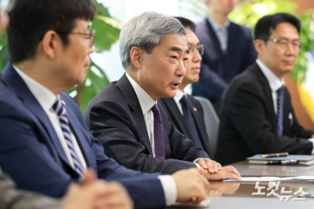 신현송 한국은행 총재가 14일 서울 중구 한국은행을 예방한 박홍근 기획예산처 장관과 면담하고 있다.