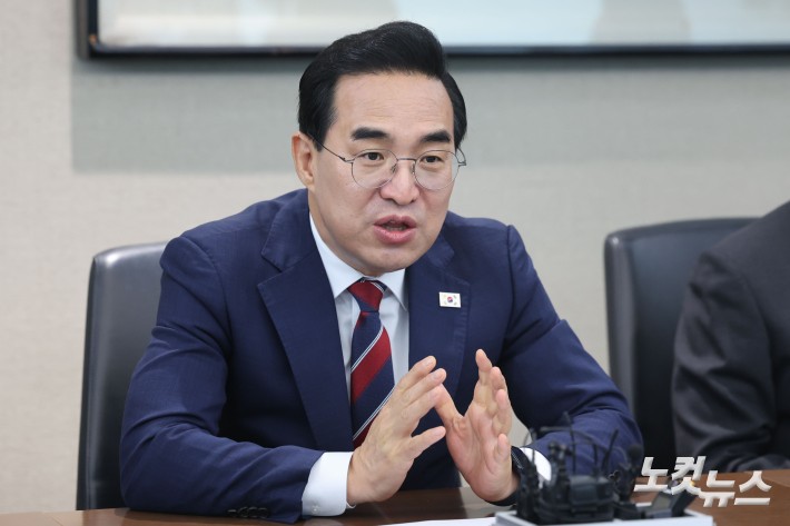 박홍근 기획예산처 장관이 14일 서울 중구 한국은행에서 신현송 한국은행 총재와 회동하며 발언하고 있다.