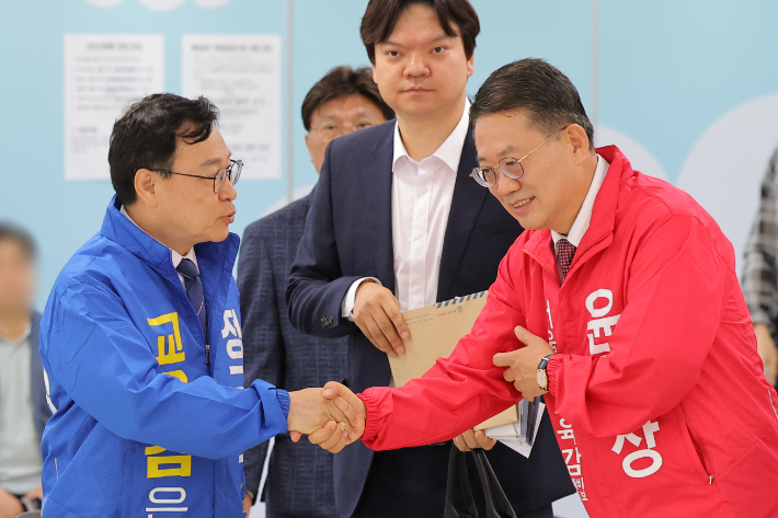 악수하는 정근식 후보와 윤호상 후보. 연합뉴스