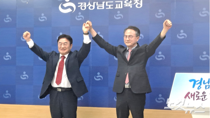 권순기 경남교육감 예비후보와 김승오 경남교육감 예비후보. 송봉준 기자