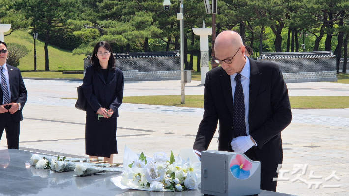 14일 오전 11시 광주 북구 국립 5·18 민주묘지를 찾은 볼커 튀르크 UN 인권최고대표가 헌화하고 있다. 한아름 기자