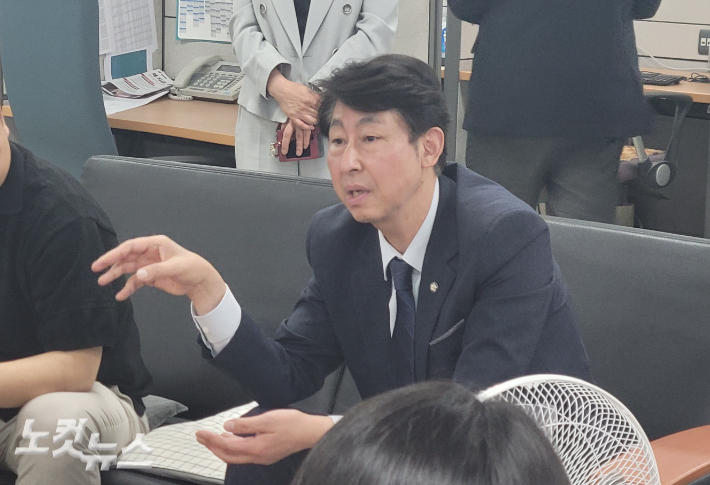 이훈기 국회의원이 14일 인천시 기자단과 간담회를 진행하고 있다. 박창주 기자