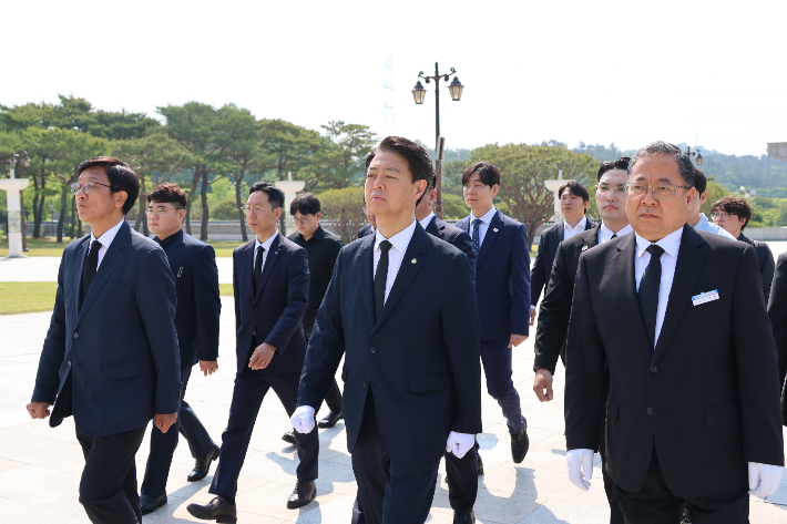 국회 교육위원회 김영호 위원장이 14일 오전 국립 5·18민주묘지 참배를 시작으로 1박 2일 동안의 광주전남 방문 일정에 돌입했다. 김영호 국회의원실 제공