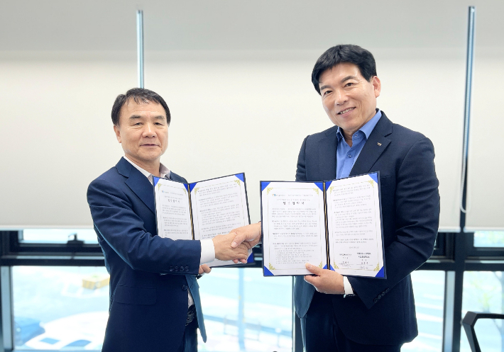 TS 오태석 자동차검사본부장(사진 오른쪽)과 한국자동차전문정비사업조합연합회 강순근 회장. TS 제공