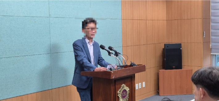 이원택 전북도지사 후보의 식비 대납 의혹이 불거진 가운데, 사건이 발생한 식당 주인 A씨가 기자회견을 하고 있다. 심동훈 기자