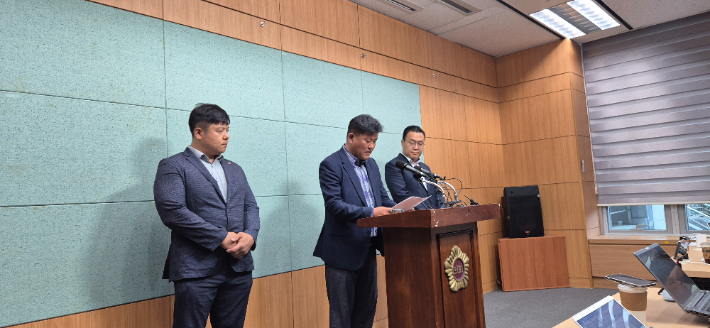 A씨의 "이원택 측이 결제하지 않았다"는 취지의 기자회견 후, 사건 당일 이원택 당시 국회의원을 수행한 김동균씨가 반박 기자회견을 하고 있다. 심동훈 기자