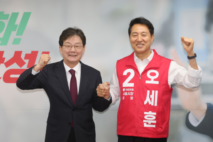국민의힘 오세훈 서울시장 후보가 14일 서울 종로구 캠프 사무실에서 유승민 전 의원과 만나고 있다. 연합뉴스