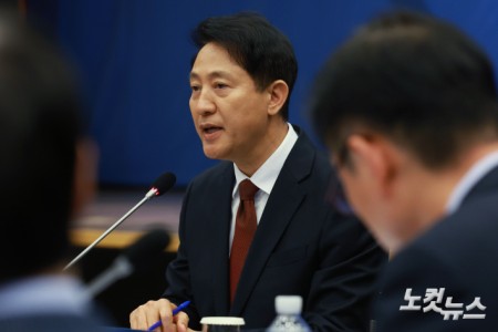 오세훈 국민의힘 서울시장 후보가 14일 오후 서울 대한상공회의소에서 열린 편집인협회 초청 포럼에서 발언하고 있다.