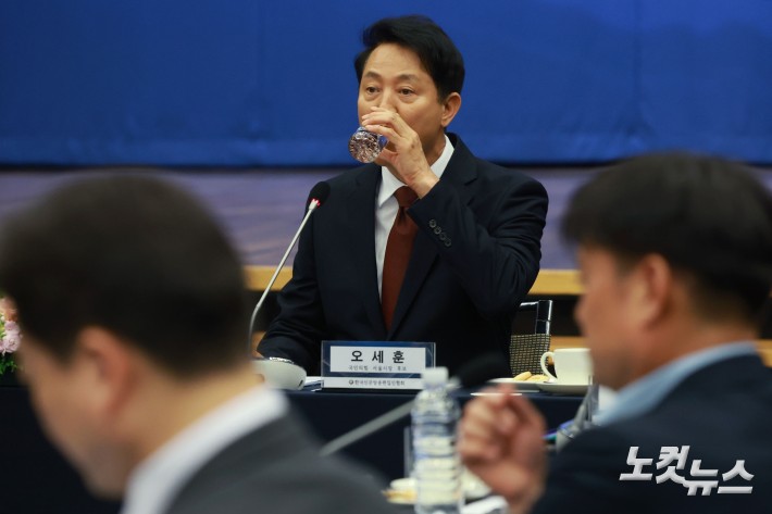 오세훈 국민의힘 서울시장 후보가 14일 오후 서울 대한상공회의소에서 열린 편집인협회 초청 포럼에서 발언하고 있다.