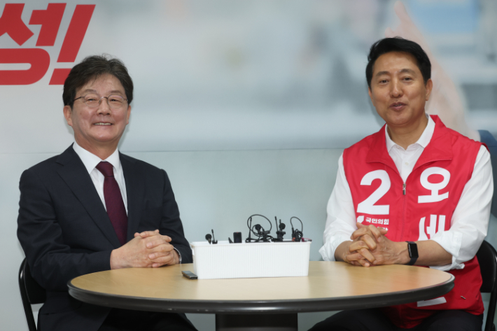국민의힘 오세훈 서울시장 후보가 14일 서울 종로구 캠프 사무실에서 유승민 전 의원과 만나고 있다. 연합뉴스