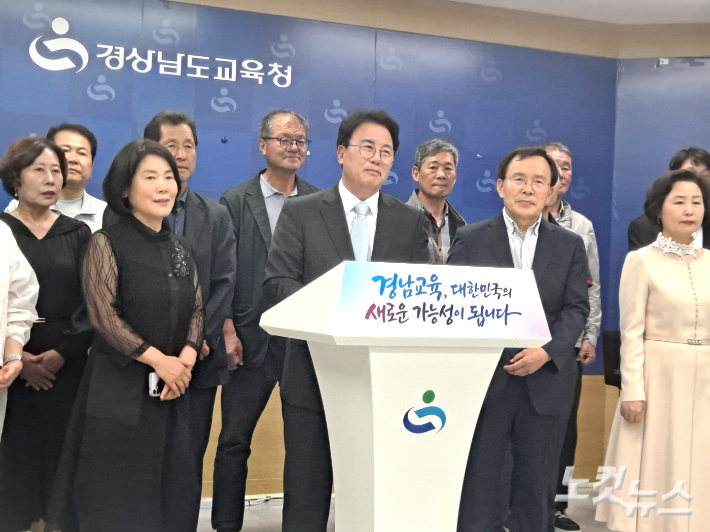 오인태 경남교육감 예비후보가 14일 경남교육청 브리핑룸에서 기자회견을 열고 있다. 송봉준 기자