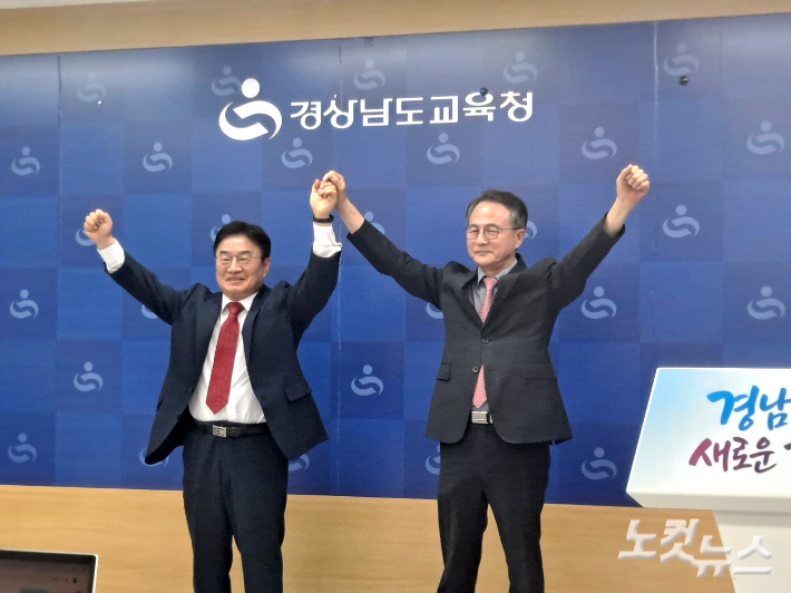 권순기 경남교육감 후보(왼쪽)가 14일 경남교육청 브리핑룸에서 김승오 예비후보의 단일화 입장 발표 후 승리를 다짐하고 있다. 송봉준 기자 