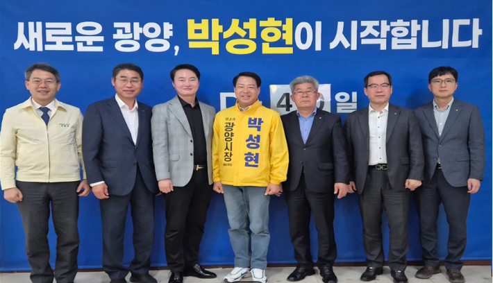 박성현 후보가 지역 농업인들과 기념촬영을 하고 있다. 후보 제공 