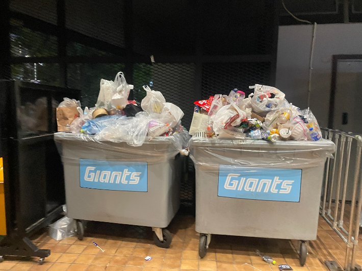 사직야구장에 폐기물이 쌓인 모습. 부산환경운동연합 제공