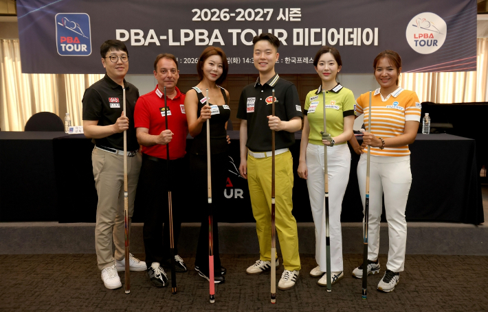 지난 12일 프로당구 2026-27시즌 미디어 데이에서 오성욱(왼쪽부터), 산체스, 김가영, 김영원, 정수빈, 스롱 피아비 등 주요 선수들이 포즈를 취한 모습. PBA 