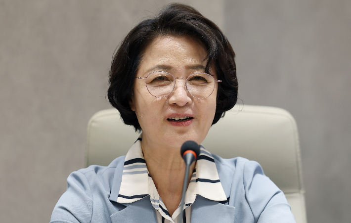 더불어민주당 추미애 경기지사 후보가 14일 고양시 덕양구 한국항공대학교에서 관계자들을 만나 발언을 하고 있다. 연합뉴스