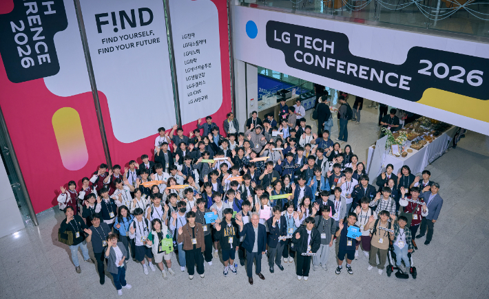 권봉석 (주)LG 부회장(앞줄 가운데)이 14일 LG 테크 콘퍼런스 2026을 찾은 영재·과학고 학생들과 기념 촬영을 하고 있다. LG 제공