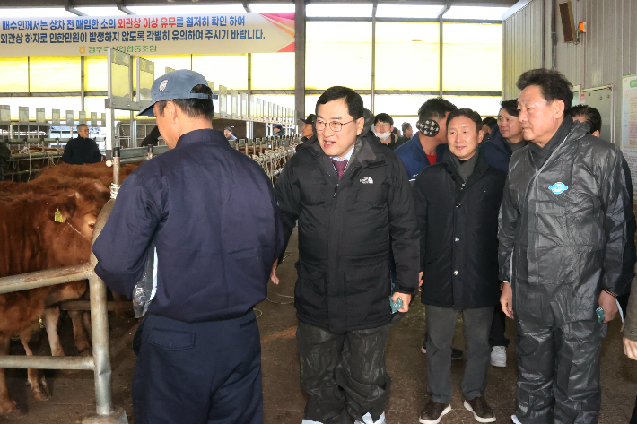 주낙영 경주시장과 이동협 경주시의회 의장이 지난 겨울 경주가축시장을 찾아 한우 거래 현장을 둘러보고 축산농가 및 관계자들의 애로사항을 청취하고 있다. 경주시 제공