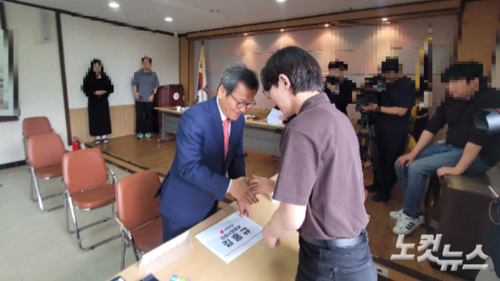 14일 후보 등록을 하고 있는 국민의힘 김홍규 강릉시장 후보. 전영래 기자