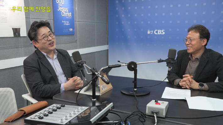 왼쪽부터 권정성 지휘자, 김두삼 목사(향진 교회,오른쪽). 유튜브 영상 캡처