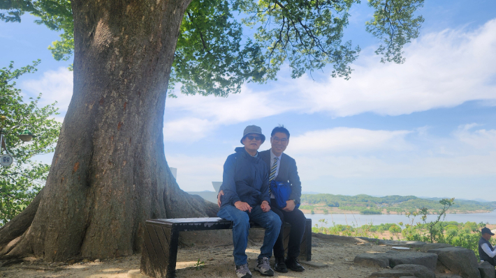 태평중앙교회 전기천 장로(좌)와 장경근 담임목사(우). 전기천 장로 제공