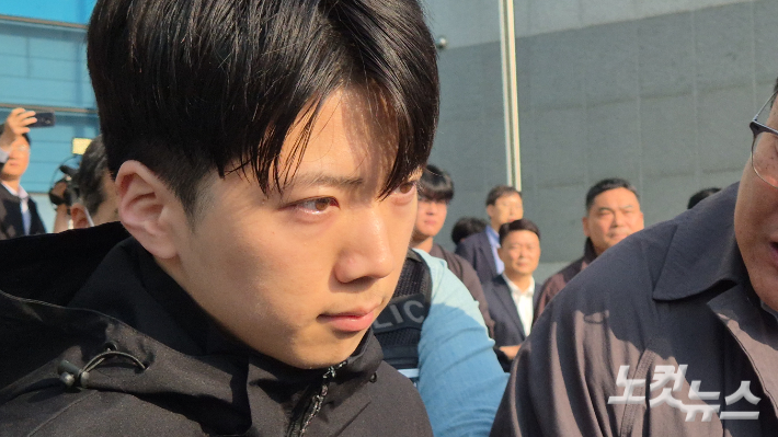 광주 광산경찰서는 살인과 살인미수 혐의로 구속된 장윤기를 검찰로 송치했다. 호송차에 탑승하는 장윤기의 모습. 한아름 기자