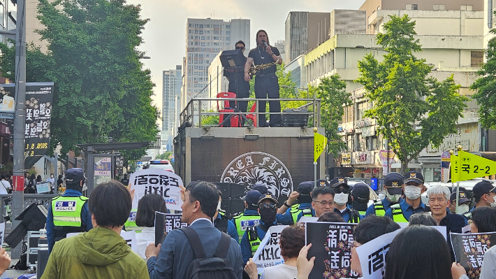 극우 유튜버 A씨가 14일 오후 4시부터 광주 동구 금남로 무등빌딩 앞에서 집회를 진행하고 있다. 독자 제공