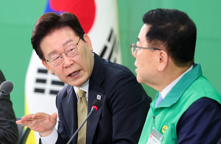 이재명 대통령이 14일 경기 성남시 분당구 새마을운동중앙회에서 열린 현장간담회에서 발언하고 있다. 오른쪽은 김광림 새마을운동중앙회장. 연합뉴스